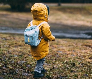 Как одеть ребёнка осенью: правильный гардероб по погоде