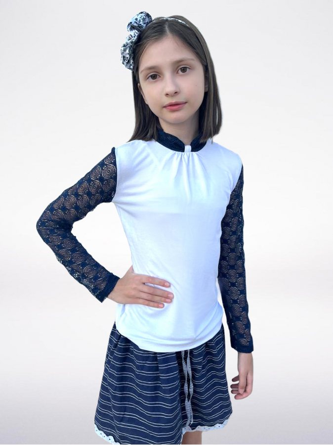 Белая водолазка (блузка) с синим гипюром для девочки