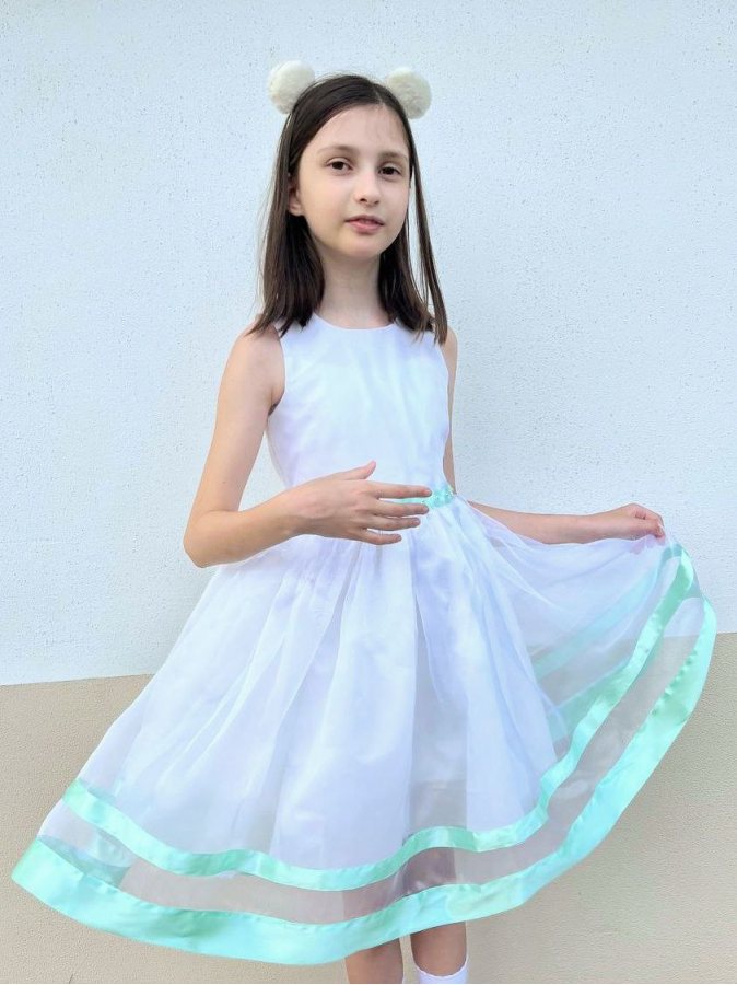 Нарядное белое платье для девочки