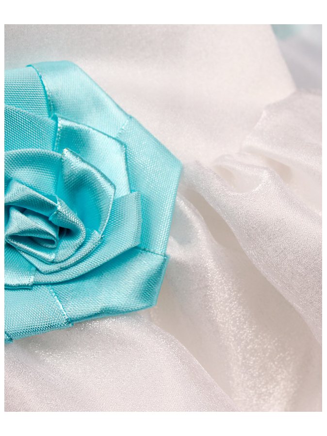 Белое нарядное платье для девочки с голубыми лентами