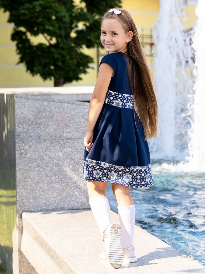 Школьное синее платье для девочки с отделкой