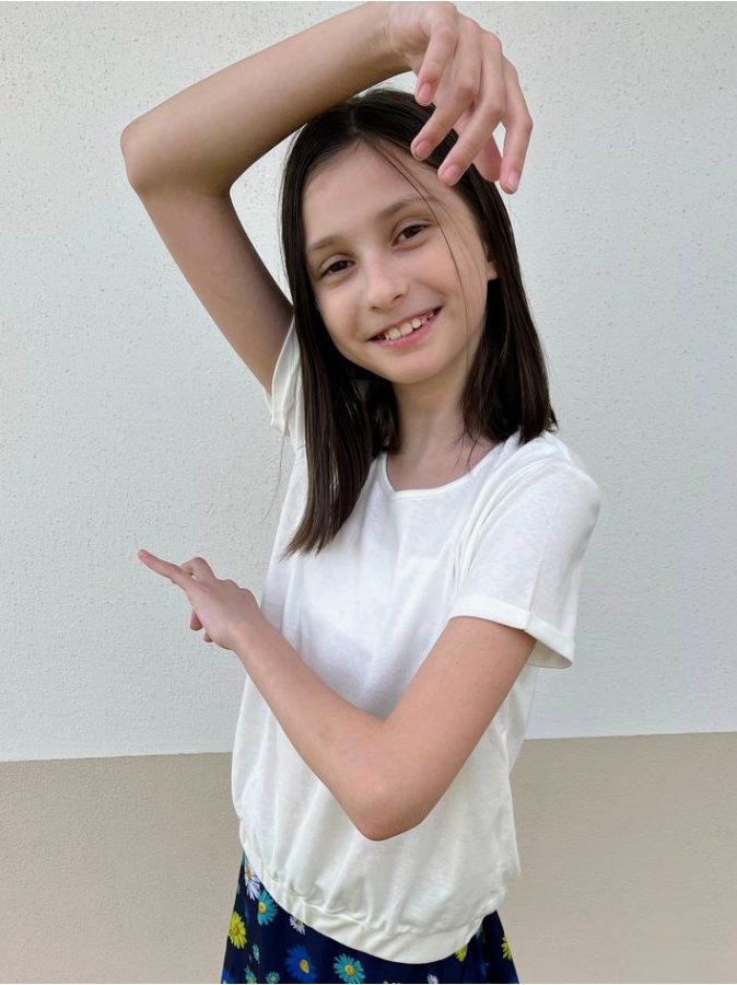 Белая футболка для девочки с поясом