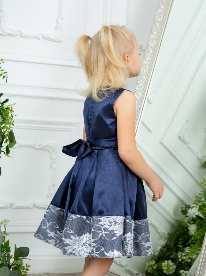 Нарядное тёмно-синее платье для девочки с белым гипюром
