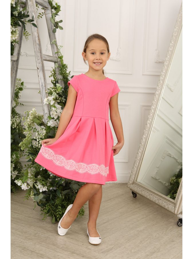 Ярко-розовое платье с гипюром для девочки