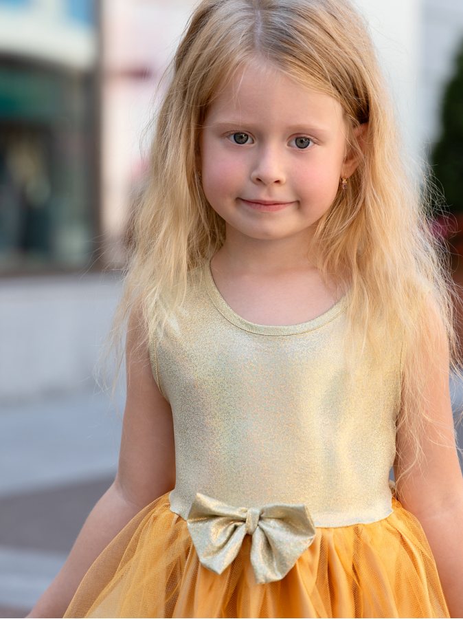 Нарядное золотое платье с сеткой для девочки