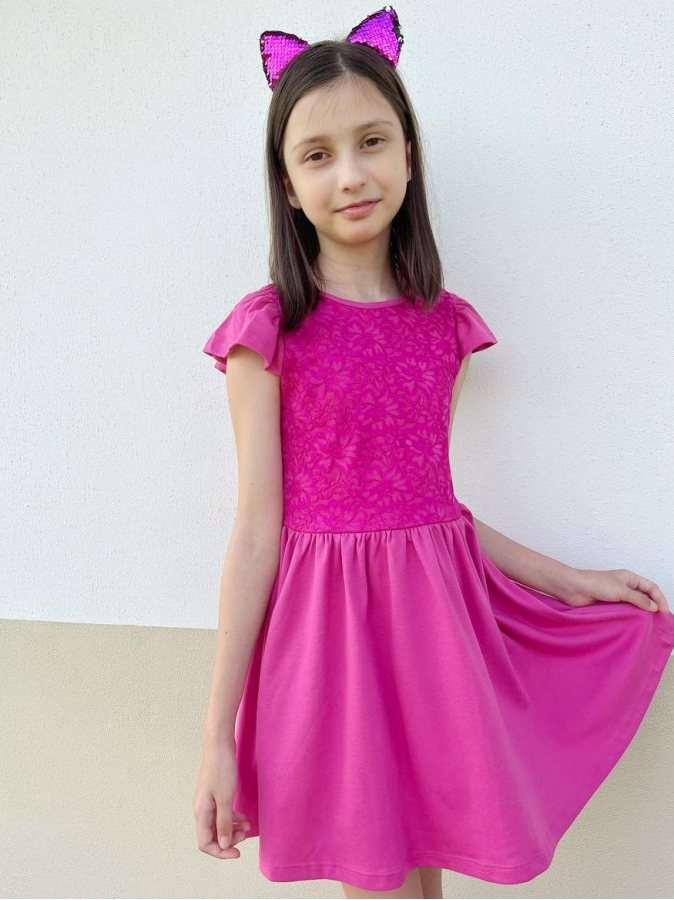 Малиновое платье для девочки с гипюром