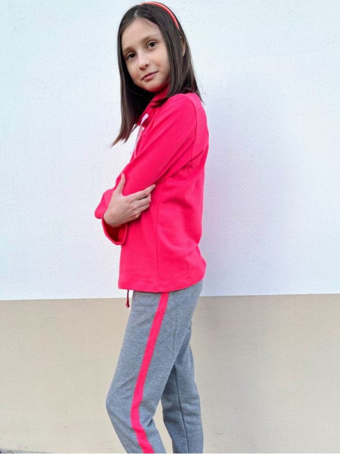 Серые спортивные брюки для девочки с яркими лампасами