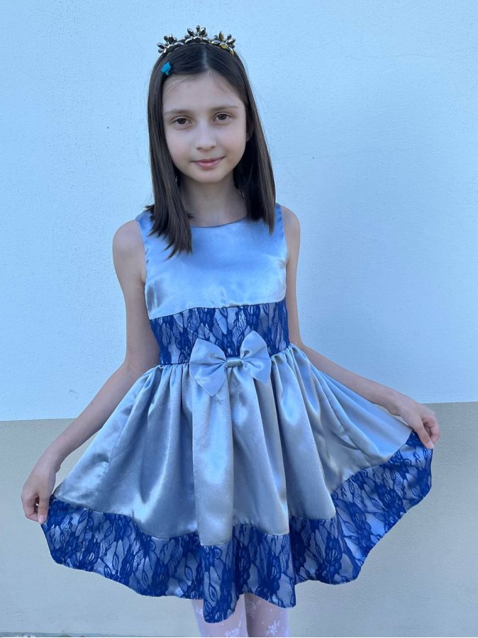Нарядное голубое платье для девочки с гипюром