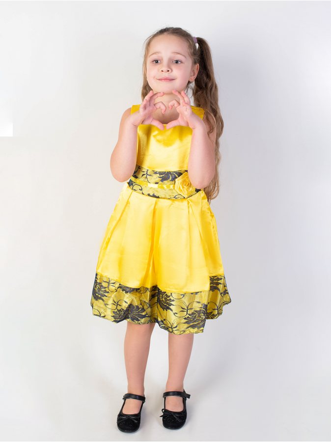 Нарядное жёлтое платье с гипюром