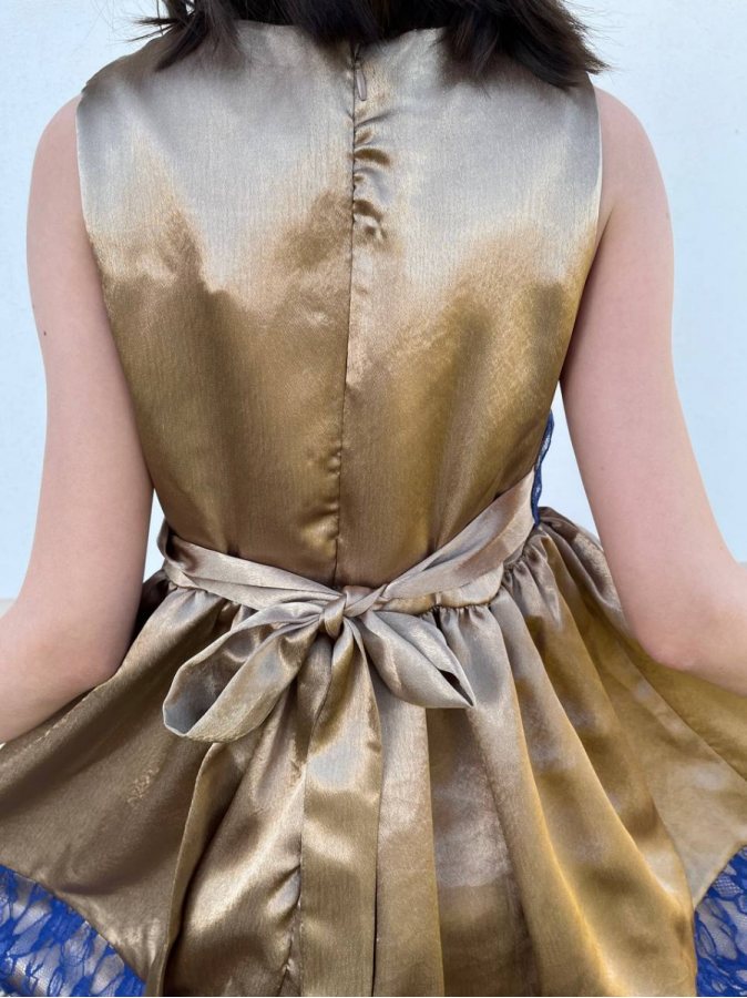 Нарядное бронзовое платье для девочки с гипюром